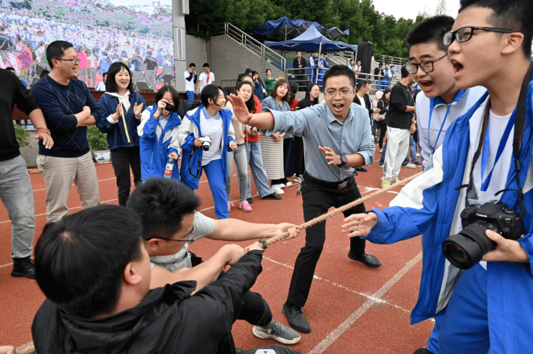 英雄联盟-关于瓦伦西亚集结日手感冰凉，志在荷甲名次提升，赛场秩序良好，赛程密集仍需轮换的信息